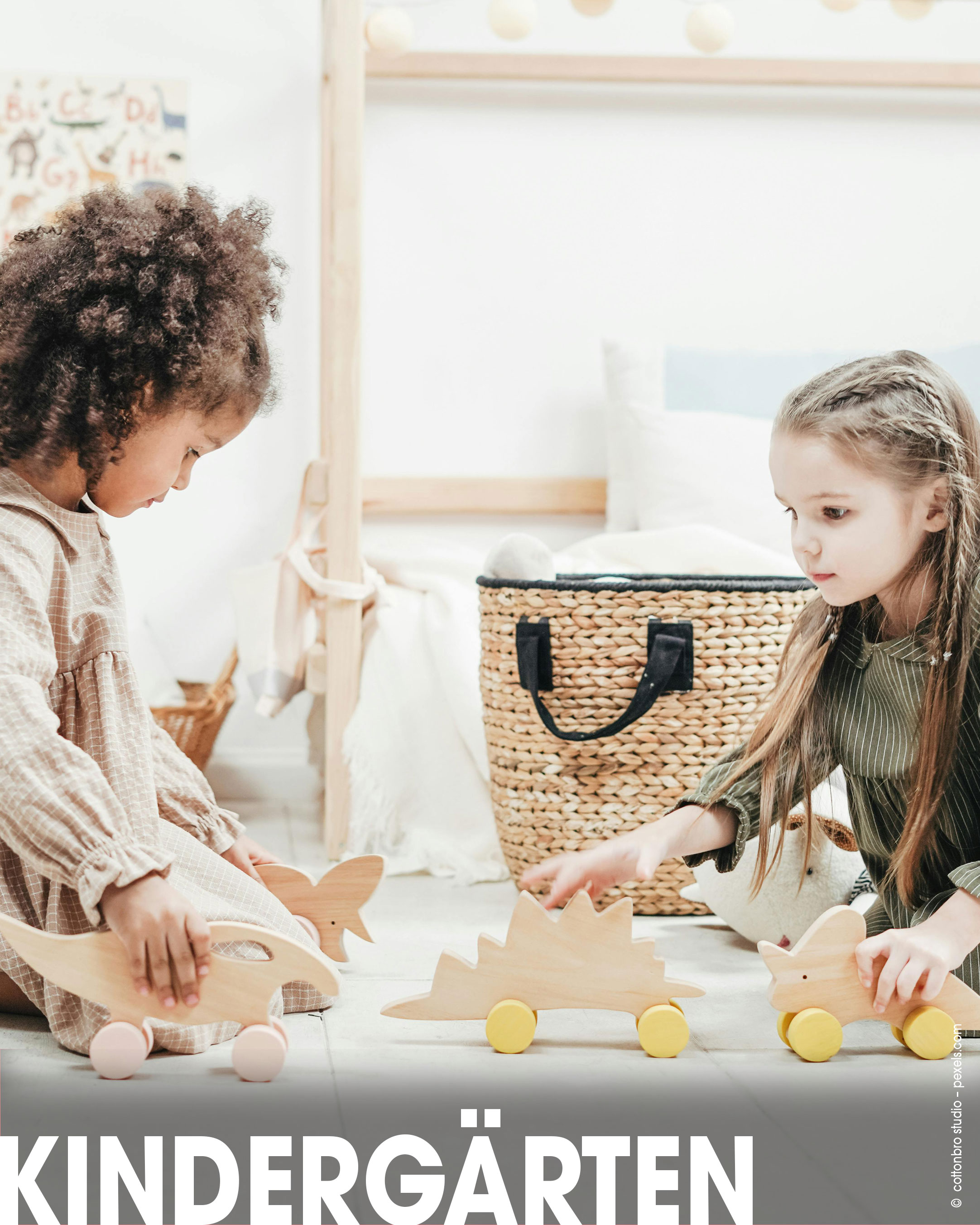 Zwei Kinder im Kindergarten/ in der KITA vor mehreren Körben und Spielzeug in Blusen. Aufschrift Kindergärten.