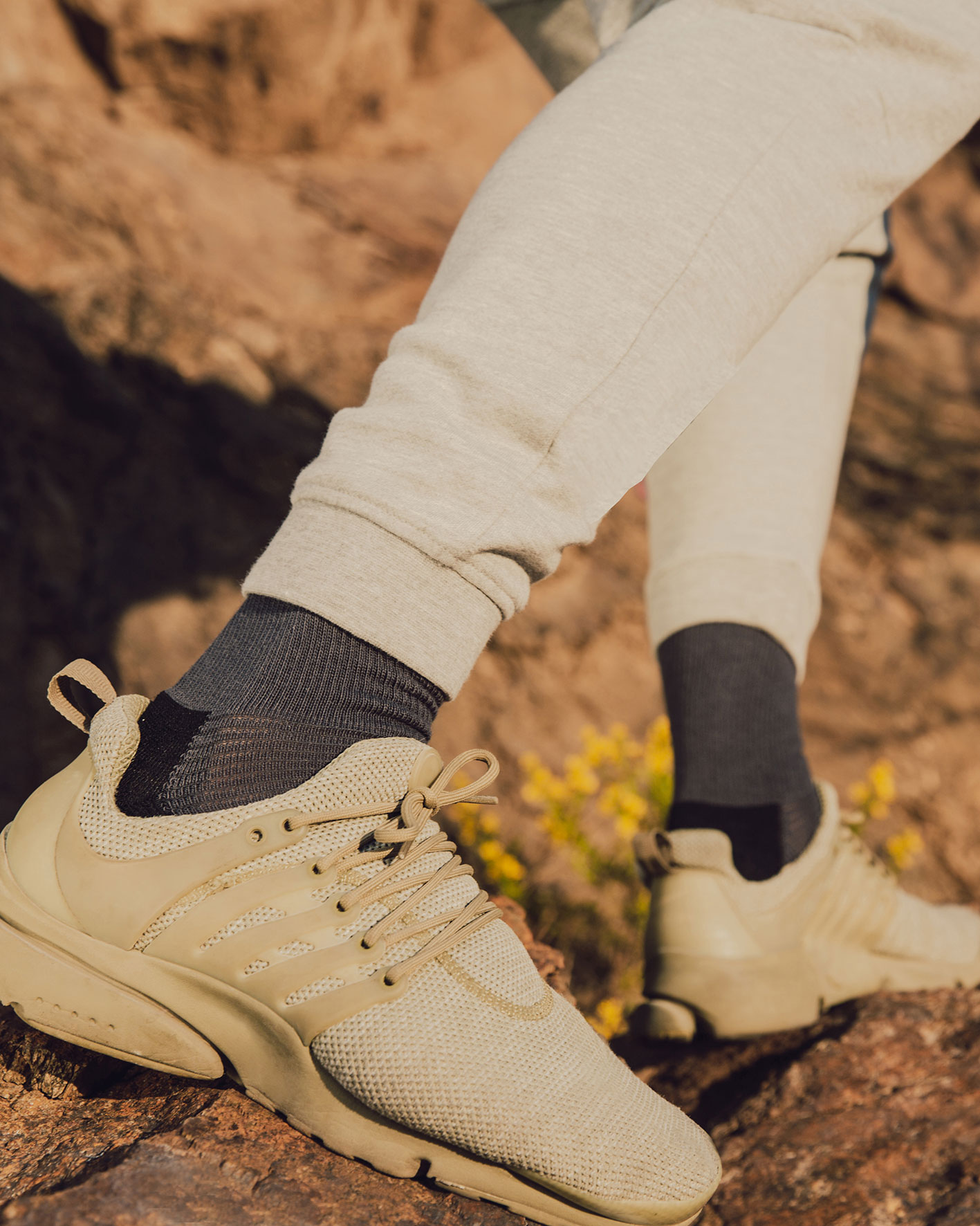 Mann mit Sneakers beim Bergwandern, mit der Outdoorsocke Bionmove in der  Farbe Graphit. Besonderheiten:Gepolstertes Frotteefußbett.,Atmungszonen,Strapazierfähig und Pflegeleicht.