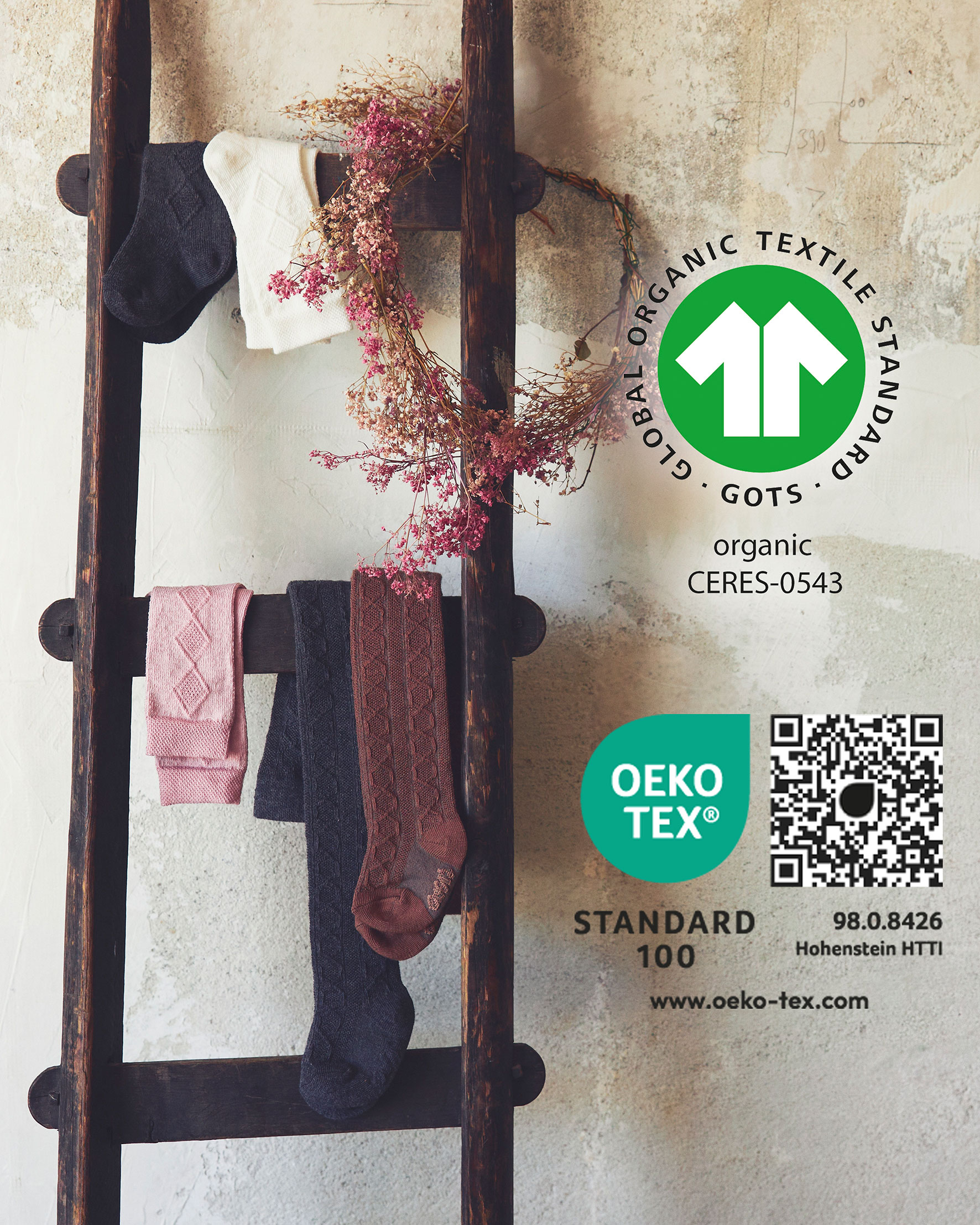 Holzleiter mit Blumenkranz und verschiedene Socken, Strümpfe, Strumpfhosen. GOTS Zertifikat, OEKO TEX, Standard 100