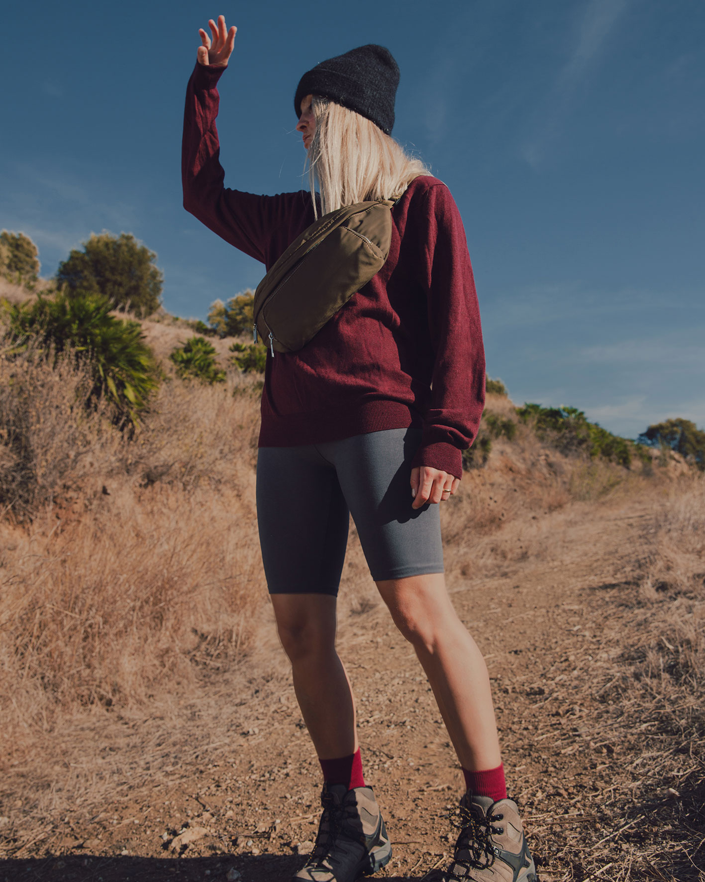 Frau beim Bergwandern mit den Bionmove Outdoor Sportsocken. Besonderheiten: Elastisch,ergonomische Anpassung, gepolsterter Sohle, Atmungszonen und schnell trocknend.